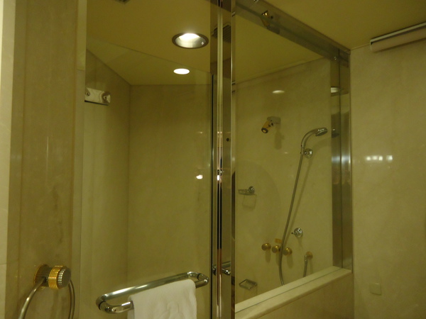 横浜ロイヤルパークホテルのエグゼクティブスイートルームのシャワールーム
