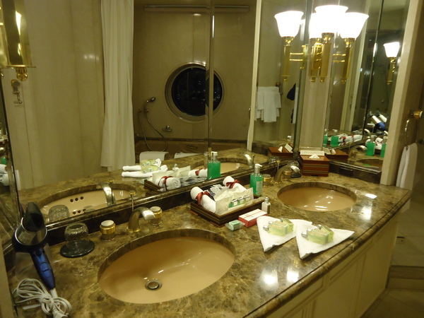 横浜ロイヤルパークホテルのエグゼクティブスイートルームの洗面台